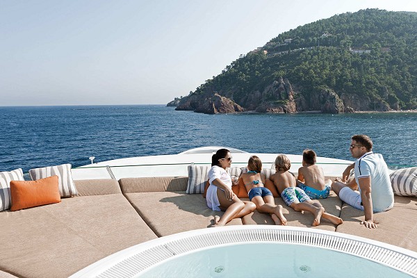做資深三亞旅游達(dá)人，游艇旅游更時(shí)尚！