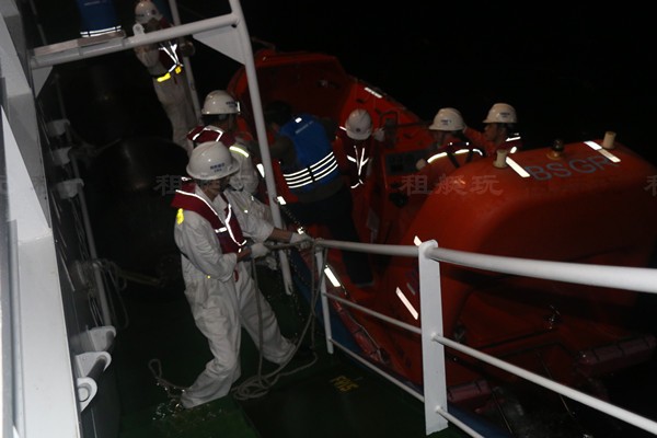 “南海救203”輪施放救生艇轉移遇險人員